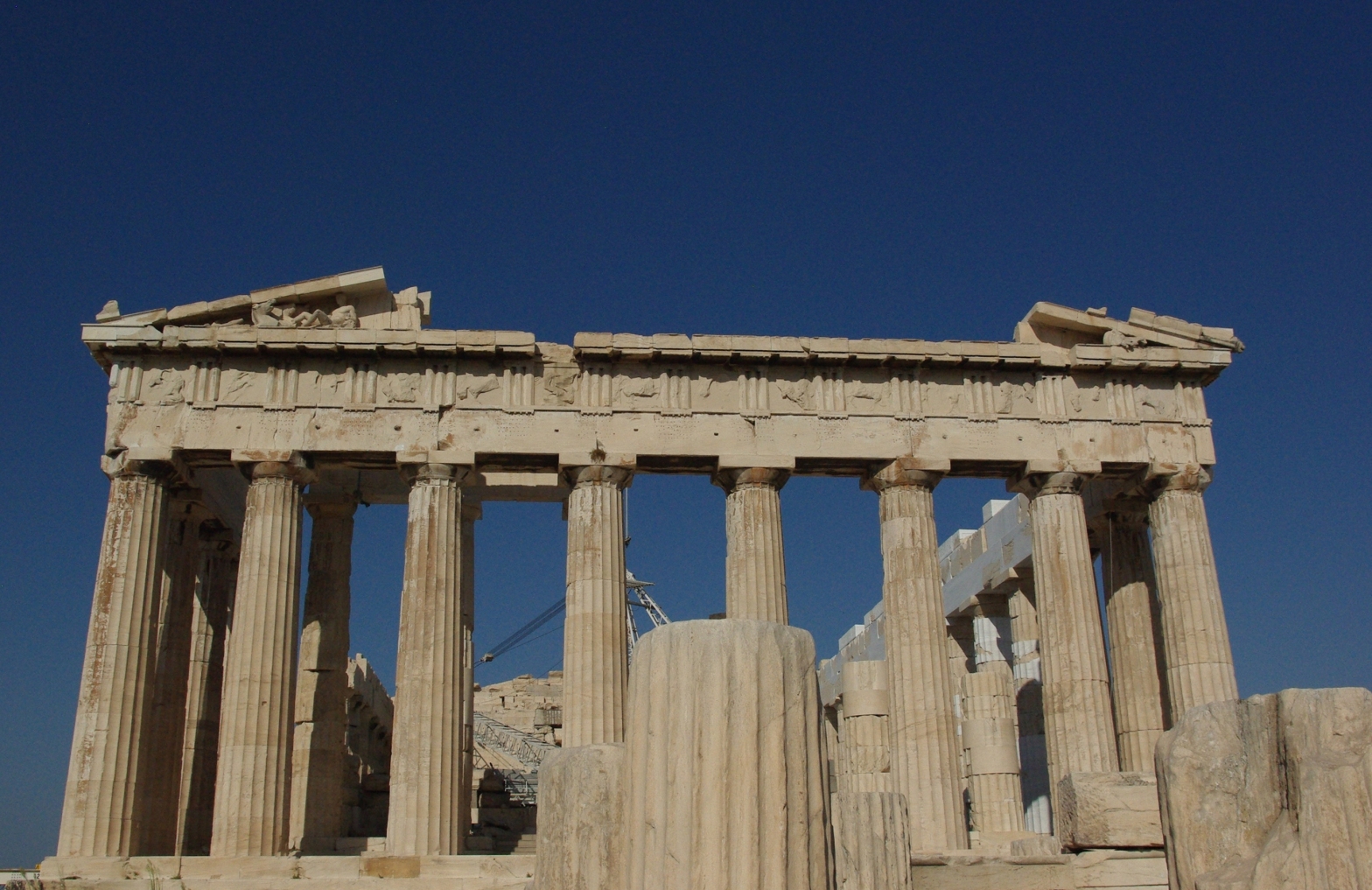 El Partenón con restos arquitectónicos del edificio en primer plano